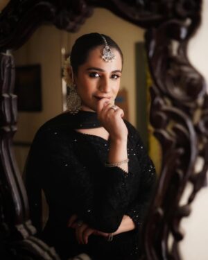 Maham Amir Instagram - Maghroun La Ke Beth 🖤

Outfit: @threadsandmotifsofficial 
Makeup&Hair: @i.jacksonsamuel 
Styling: @danishmaqsood1 
Photography: @abdul.saqibfilms 

#MahamAamir #Actor #comingsoon #BeingNaseem #ARYDigital #bigbangentertainment #threadsandmotifs #blackdress #instagood