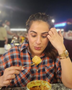 Maham Amir Instagram - Love At Every Bite 🍝🥟

#MahamAamir #goofy #foodie #hotpot #wangwang #instafood #truelove 

Ps: I want Hotpot @mfaizansk