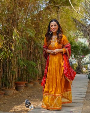 Maham Amir Instagram - 🌼

👗@zainabhasanofficial 
📸 @abdul.saqibfilms 
Styling: @iunzilashahid 

#MahamAamir #Actor #Onset #Paradise #loiqfilms #zainabhassan #yellow #instagood