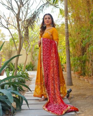 Maham Amir Instagram - 🌼

👗@zainabhasanofficial 
📸 @abdul.saqibfilms 
Styling: @iunzilashahid 

#MahamAamir #Actor #Onset #Paradise #loiqfilms #zainabhassan #yellow #instagood
