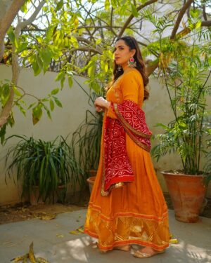 Maham Amir Instagram - 🌼

👗@zainabhasanofficial 
📸 @abdul.saqibfilms 
Styling: @iunzilashahid 

#MahamAamir #Actor #Onset #Paradise #loiqfilms #zainabhassan #yellow #instagood