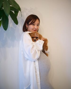 Mai Hagiwara Instagram - Maternity Photo 🤱🏻📸

家族写真とお腹の写真を記念に残したくて
@ao_0722 にお願いして撮ってもらいました！
本当ありがとう😭🤍🤍
セルフ前撮りの時もそうだったけど最高に撮ってくれて感謝🥲

この時の写真は9ヶ月くらいで
臨月の今はもっと大きくなったけど🤰笑
大分大きくなったなぁ〜〜。

無事に産まれてきてくれるまで不安は
もちろんありますが
お腹の中にきてくれてからスクスクと成長してくれて
こんなにも大きくなってくれて感謝です...🌿

マイナートラブルも増えて身体がきつい時も正直あるけど、お腹の中にいてくれる時間も残りわずかなので大切に過ごしたいなって思います☺️"

(少し連投続きますがお付き合いいただけたら嬉しいです🙇‍♀️)

#maternityphoto 
#マタニティーフォト