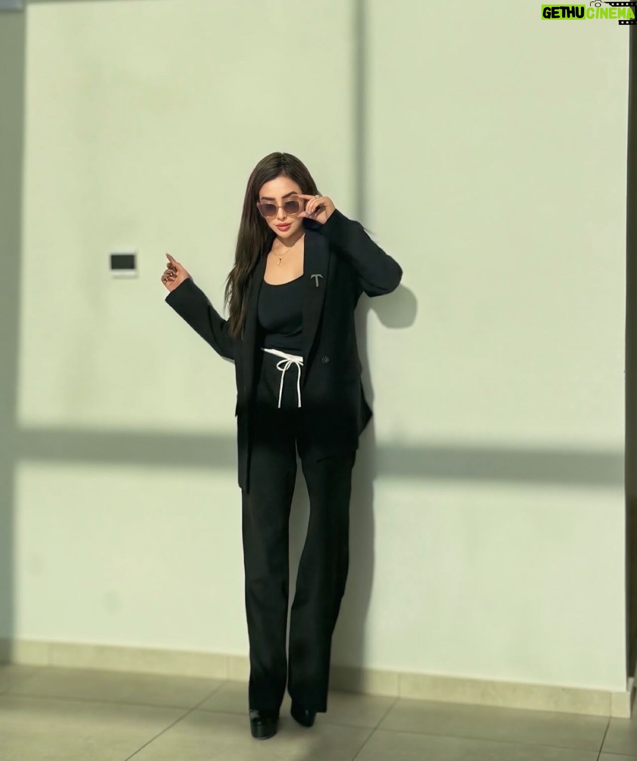 Maira Khan - 16.2K Likes - 🖤