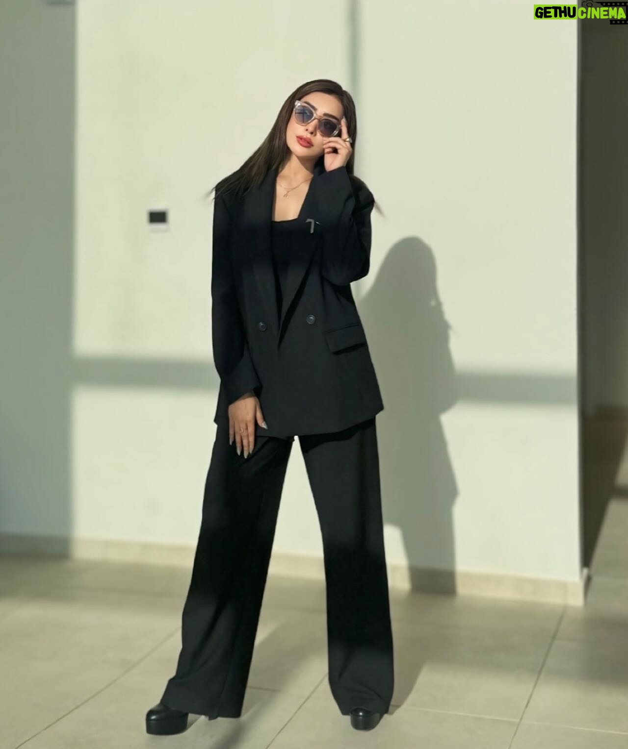 Maira Khan - 16.2K Likes - 🖤