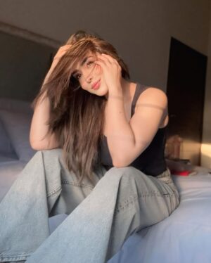 Maira Khan Instagram - The sun is shining on me ✨