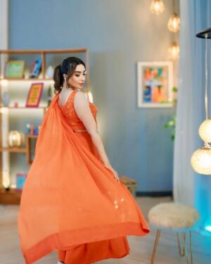Maira Khan Instagram - 🧡
#stylist @beenishparvez_official 
#saree @annorahofficial
#photography @filmsbywajih 
#show @set_entertainmenthd