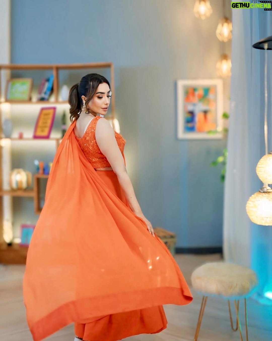 Maira Khan - 15.6K Likes - 🧡
#stylist @beenishparvez_official
#saree @annorahofficial
#photography @filmsbywajih
#show @set_entertainmenthd