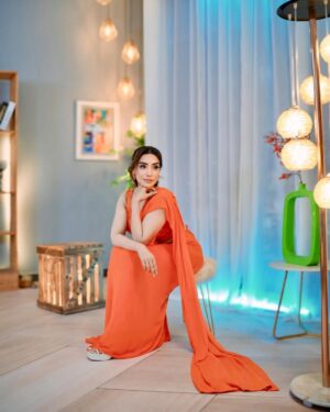Maira Khan Instagram - 🧡
#stylist @beenishparvez_official 
#saree @annorahofficial
#photography @filmsbywajih 
#show @set_entertainmenthd