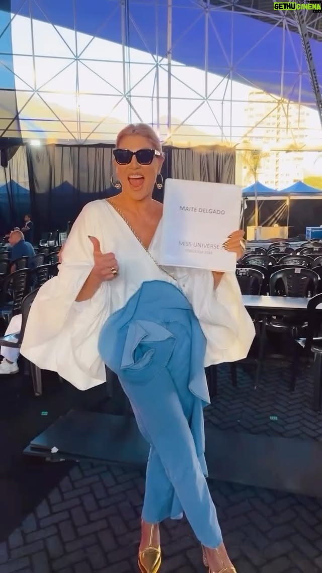 Maite Delgado - 20K Likes - Libreto en mano !!!! Primer ensayo de @missvenezuela ♥️
Gracias querido @harrylevya por la magistral dirección en este video 😂😂😂
Yo muy feliz luciendo a mi amado @byefrainmogollon y mis súper @calzadoezio
Esto es el jueveeessss!!!!