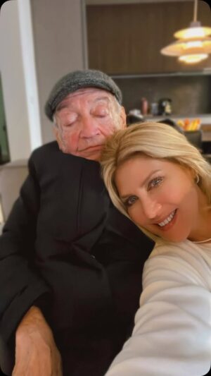 Maite Delgado Instagram - 😂😂😂 Nosotros entre sueños, fotos y ganas de ver televisión 😂😂😂

Días de reseteo con Pa que manda besos para todos mientras me pide que lo deje ver la tele jajajajjaja ♥️
