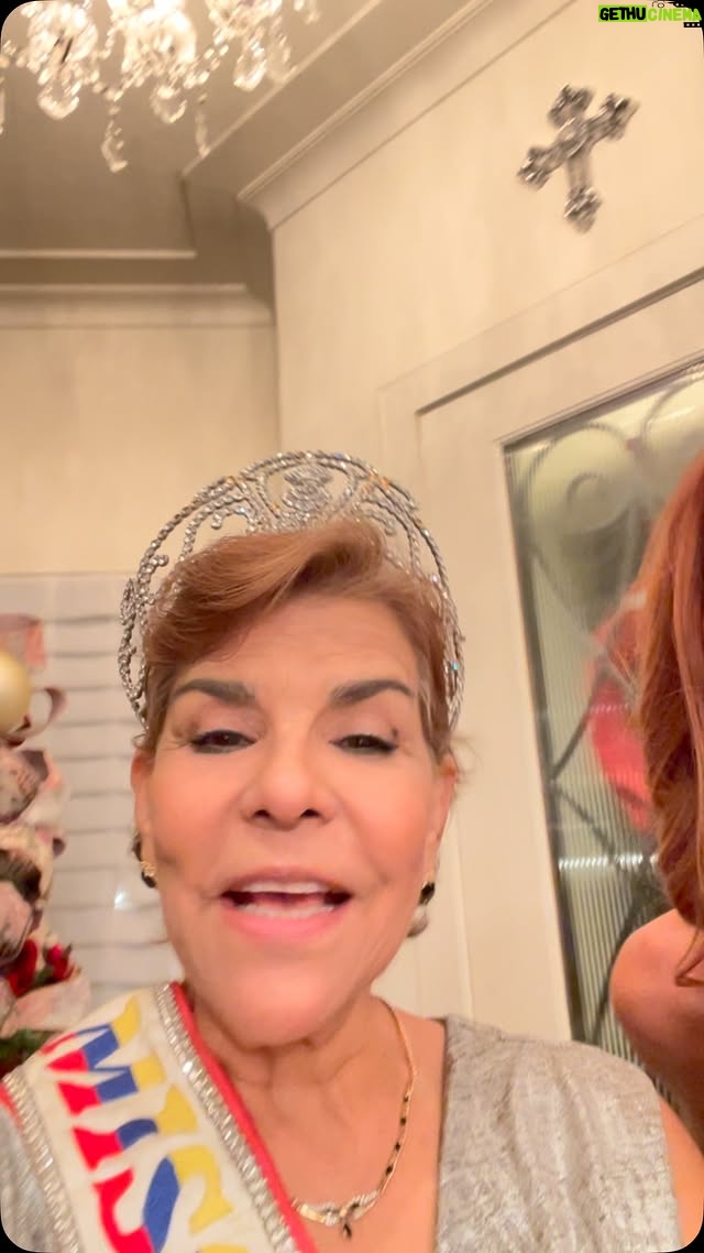 Maite Delgado - 17.3K Likes - Un sueño hecho realidad ! Me puse la corona de #missvenezuela de #carmenmariamontiel de 1984! Pero la #maibortpetit me la quiso quitar! Sin embargo, nadie me quita lo bailado! Gracias por invitarme a tus 60 años, Carmen, sigues bella, inteligente y súper activa!
#missvenezuela
#complicidades
#complices
#venevision
#elzardelabelleza
#osmelsousa
#maitedelgado
#vivianagibelli
#raquelares