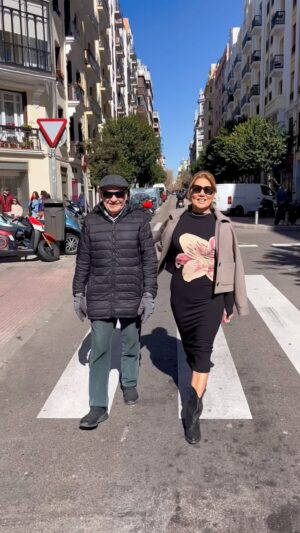 Maite Delgado Instagram - Camina tranquilo Pa… Corre que viene un carro ja ja ja 

Estoy muy agradecida con Dios de haber podido tomarme este tiempo para acompañarte en tu recuperación ❤️‍🩹 

Eres un TORO Pa, un guerrero incansable y experto en cultivar el arte de tener ganas de vivir y disfrutar la vida ! 

Seguimos de frente y por la calle del medio ! Aunque Pa dice… Estás loca, estamos caminando por el medio de la calle 👀👀👀