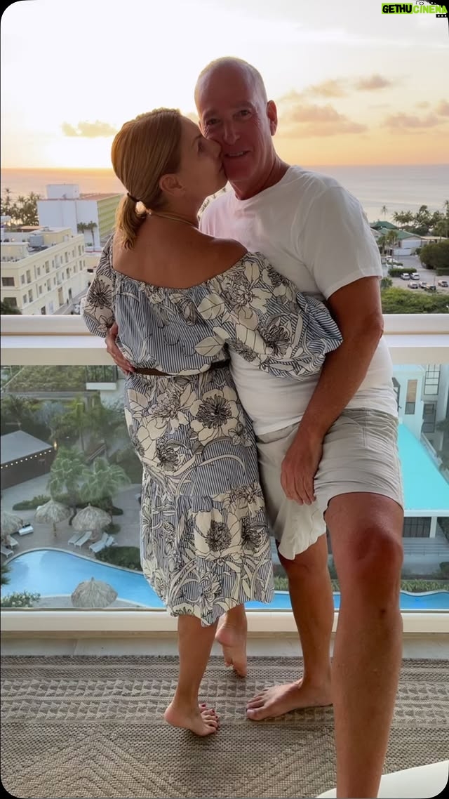 Maite Delgado - 13.4K Likes - Queridos tú y yo ! Lo estamos haciendo bien 👍 y lo digo porque mientras nos divertimos con el atardecer los hijos trabajan, nos cocinan y además toman fotos.
Hoy @santiagomora19 es el chef y el fotógrafo director y todo ja ja 😎
Bendiciones para todos y feliz fin de semana ♥️
@alfonsogonzalezmora1
@santiagomora19
@vinebeard