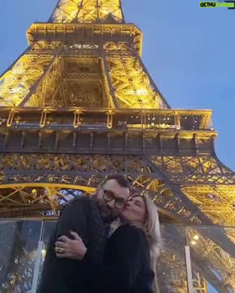 Maite Delgado - 27.1K Likes - Queridos todos : maridos, novios, parejas, compinches y afines.
Mil disculpas por el inconveniente que voy a causarles pero así es como se logra una buena foto. Lo harías?
@alfonsogonzalezmora1 les envía sus saludos a todos y pide por favor que alguien lo rescate jajajajajajja
P. D. Yo también lo he hecho, si quieres verlo DESLIZA