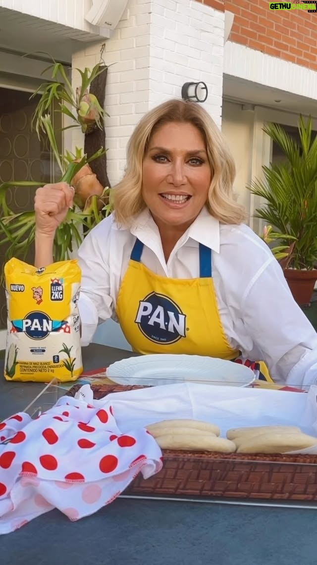 Maite Delgado - 30.7K Likes - ¡Ahora tenemos 2 kg del sabor de siempre con La JUMBO P.A.N.!
Nuestra querida @delgadomaite no pudo resistirse a nuestra nueva presentación de 2 kg, para consentir a cada una de las personas de su hogar.
Así ahora podremos juntos preparar más hallacas, más arepas y muchas más empanadas.
¿Qué te parece nuestra Jumbo P.A.N.?
#JumboPAN #LaConsentidaDeVenezuela