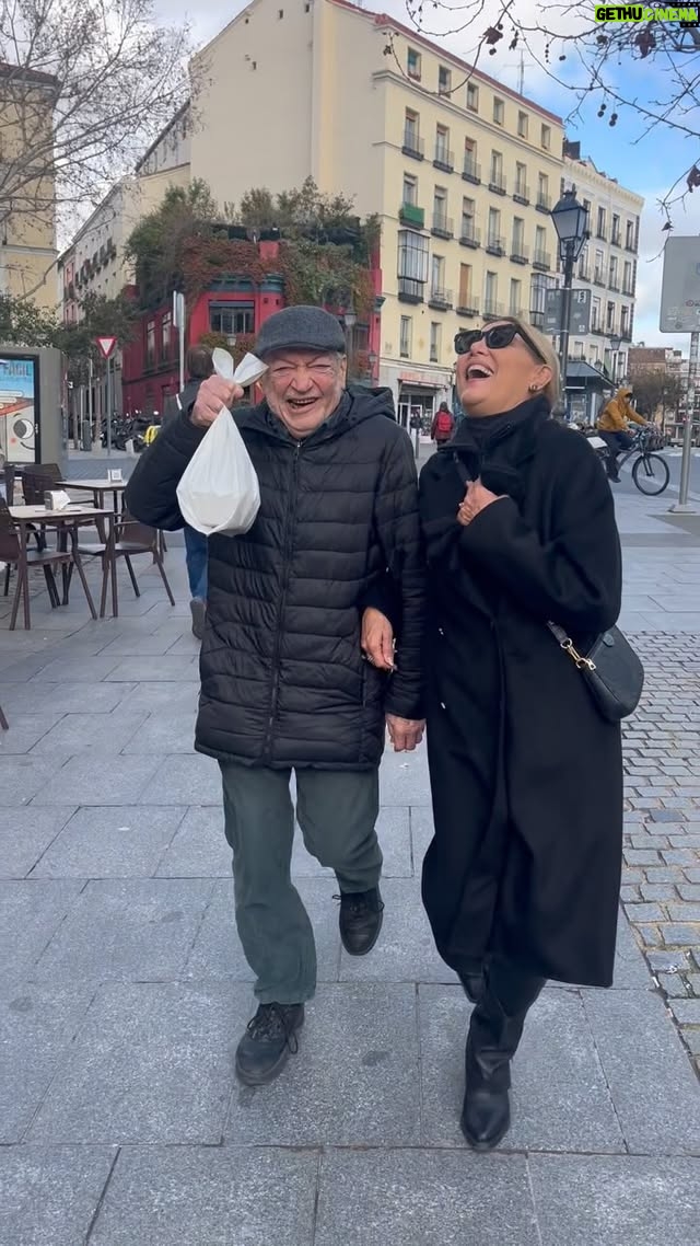 Maite Delgado - 30.1K Likes - Días de enero!!! Tu más que nadie Pa mereces ser feliz !!! Ya vas a ver ♥️
Dice que lo tenemos engordando un kilo por día y en la bolsa lleva el sobrado para más tarde porque la comida no se bota ♥️
Ja ja Pa es GENIO Y FIGURA y yo estoy agradecida de tenerlo cerca y poder disfrutarlo tanto estos días de enero ♥️
Cuantos corazones para Pa???