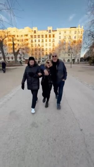 Maite Delgado Instagram - 😂😂😂

Nosotros tres por Madrid ♥️♥️♥️

Lo mejor del video???

A- Los zapatos o el gorro de PA 

B- La fuerza de @alfonsogonzalezmora1 ( ver el video ) 

C- El privilegio de estar juntos por las calles de Madrid

Crédito especialísimo a la cámara @managerluisbascaran  Eres Luz !!!!