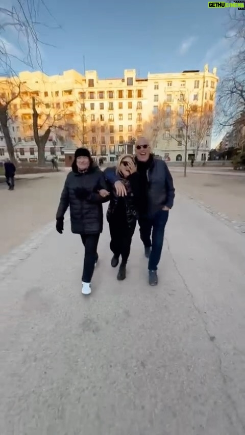 Maite Delgado - 14.5K Likes - 😂😂😂
Nosotros tres por Madrid ♥️♥️♥️
Lo mejor del video???
A- Los zapatos o el gorro de PA
B- La fuerza de @alfonsogonzalezmora1 ( ver el video )
C- El privilegio de estar juntos por las calles de Madrid
Crédito especialísimo a la cámara @managerluisbascaran Eres Luz !!!!