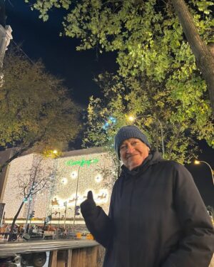 Maite Delgado Instagram - Y mientras tanto desde Madrid El Gran Pa envía su cariño y buenos deseos para todos ♥️♥️♥️

En un homenaje al Grinch y al Chavo del 8 😂😂😂