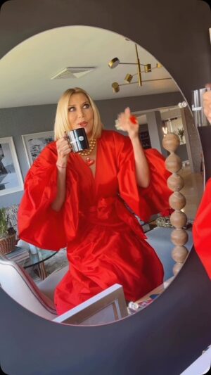 Maite Delgado Instagram - Feliz lunes ♥️♥️♥️

No, no amanezco así todos los lunes jajaja pero mientras grabo contenido que verán en algún momento era muy importante parar para AGRADECER el infinito cariño que he recibido.

Son los seguidores más cariñosos y generosos que se puede tener y estoy abrumada de amor ♥️♥️♥️

Yo también los quiero mucho y agradezco y valoro tenerlos en mi vida!!! Gracias Gracias Gracias ♥️

@cafeamanecer_  El que siembra futuro en Venezuela 🇻🇪