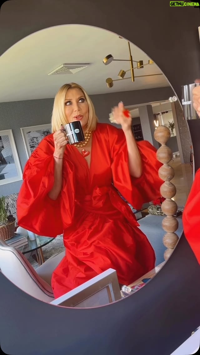 Maite Delgado - 17.6K Likes - Feliz lunes ♥️♥️♥️
No, no amanezco así todos los lunes jajaja pero mientras grabo contenido que verán en algún momento era muy importante parar para AGRADECER el infinito cariño que he recibido.
Son los seguidores más cariñosos y generosos que se puede tener y estoy abrumada de amor ♥️♥️♥️
Yo también los quiero mucho y agradezco y valoro tenerlos en mi vida!!! Gracias Gracias Gracias ♥️
@cafeamanecer_ El que siembra futuro en Venezuela 🇻🇪