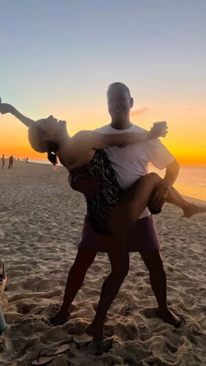 Maite Delgado Instagram - La viejita que les da la bendición soy yoooo … y el viejo..??? No se jajajajajaj!!!! 

Aunque sé que esto me importa solo a mí, me encanta  la idea de compartir el milagro de vivir pequeños momentos de inmensa felicidad que solo son posibles si entiendes el valor de lo sencillo, de esas cosas o momentos que no tienen precio ♥️

Agradecida con Dios