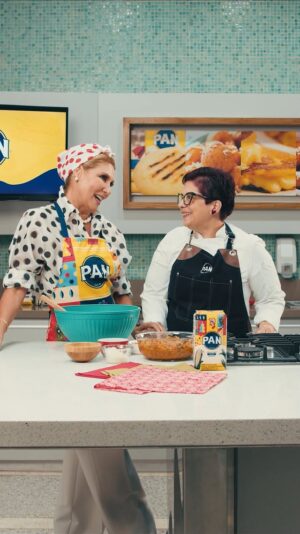 Maite Delgado Instagram - La Consentida de Venezuela y Maite, otra gran consentida por todos los venezolanos, prenden la Navidad con un nuevo capítulo en #DesdeLaCocinadePAN 🎄🎁

Estuvimos junto a nuestra chef P.A.N. @marcelagil y @delgadomaite compartiendo una deliciosa receta de bollitos navideños que no pueden faltar en estas fechas especiales. 

Esta es nuestra receta P.A.N. 
- 1 Kg de Harina P.A.N. 
- Aceite Onotado. 
- Caldo de pollo. 
- Guiso para hallacas. 
- Pasas. 
- Aceitunas. 
- Sal. 
- Alcaparras. 
- Pimentón. 
- Cebolla. 
- Hojas de plátano. 
- Pabilo. 

Preparación: 
- Mezcla el caldo de pollo, el aceite onotado, la harina P.A.N. y la sal. 
- Una vez lista la masa, agrega el guiso, la cebolla, alcaparra, pasas, aceitunas y pimentón. 
- Toma una porción de la masa, colócalo en la hoja y dale la forma. 
- Para cerrar los bollitos, amárralos con pabilo y cocínalos por 1 hora en agua. 

¡Prepáralos y enciende las navidades en tu casa así como lo hace nuestra querida Maite! 😍🙌🏻

#LaNavidadSePrendeConPAN #MiHallacaEsPAN
#LaConsentidaDeVenezuela