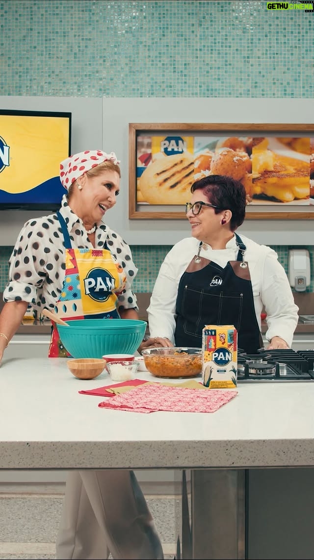 Maite Delgado - 37.8K Likes - La Consentida de Venezuela y Maite, otra gran consentida por todos los venezolanos, prenden la Navidad con un nuevo capítulo en #DesdeLaCocinadePAN 🎄🎁
Estuvimos junto a nuestra chef P.A.N. @marcelagil y @delgadomaite compartiendo una deliciosa receta de bollitos navideños que no pueden faltar en estas fechas especiales.
Esta es nuestra receta P.A.N.
- 1 Kg de Harina P.A.N.
- Aceite Onotado.
- Caldo de pollo.
- Guiso para hallacas.
- Pasas.
- Aceitunas.
- Sal.
- Alcaparras.
- Pimentón.
- Cebolla.
- Hojas de plátano.
- Pabilo.
Preparación:
- Mezcla el caldo de pollo, el aceite onotado, la harina P.A.N. y la sal.
- Una vez lista la masa, agrega el guiso, la cebolla, alcaparra, pasas, aceitunas y pimentón.
- Toma una porción de la masa, colócalo en la hoja y dale la forma.
- Para cerrar los bollitos, amárralos con pabilo y cocínalos por 1 hora en agua.
¡Prepáralos y enciende las navidades en tu casa así como lo hace nuestra querida Maite! 😍🙌🏻
#LaNavidadSePrendeConPAN #MiHallacaEsPAN
#LaConsentidaDeVenezuela