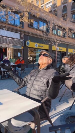 Maite Delgado Instagram - El servicio secreto al sol 😍😍😍

Pa entendiendo el valor de las cosas simples … tomar el sol, respirar, aceptar y seguir… ( no tan simple ) bajarle al azúcar ( lo más difícil… más difícil que drenar emociones… ja ja ) 

Viviendo días de amor sanador ♥️ 

Gracias.
