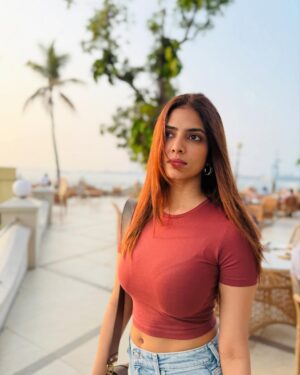 Malavika Mohanan Instagram - The island life.
The salty air.
The yummiest fish curry and rice. (Oh, and papadam.)
The lushest of greens.
The warmest smiles.
Friends that feel like home. 
Hugs that linger a moment longer. 
The best home away from home a girl can ask for 💫

Kochi ♥️