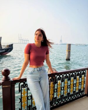 Malavika Mohanan Instagram - The island life.
The salty air.
The yummiest fish curry and rice. (Oh, and papadam.)
The lushest of greens.
The warmest smiles.
Friends that feel like home. 
Hugs that linger a moment longer. 
The best home away from home a girl can ask for 💫

Kochi ♥️
