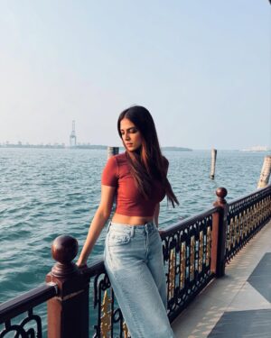 Malavika Mohanan Instagram - The island life.
The salty air.
The yummiest fish curry and rice. (Oh, and papadam.)
The lushest of greens.
The warmest smiles.
Friends that feel like home. 
Hugs that linger a moment longer. 
The best home away from home a girl can ask for 💫

Kochi ♥️