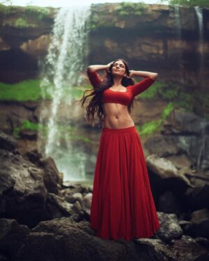Malavika Mohanan Instagram - Where my soul is happiest..deep in a lush forest, beneath the most beautiful waterfall, where I can feel the mist of the fall on my face, the scent of the woods in every breath and feel the sunlight spilling on my face through the canopy in soft, golden rays..sigh ♥️

Big love to this amazing team ♥️
We stepped into a lake, jumped across little streams & got into a waterfall to get these beautiful shots🌹
Photographs @bharat_rawail 
Hair @bbhiral 
Makeup @makeupbylekha 
Styling @radhikaa2327 
@theitembomb