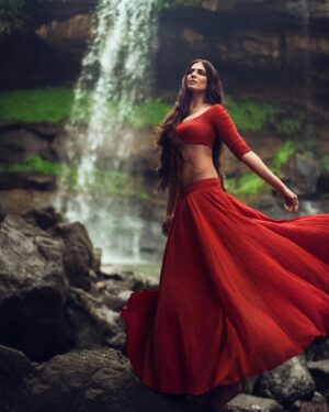 Malavika Mohanan Instagram - Where my soul is happiest..deep in a lush forest, beneath the most beautiful waterfall, where I can feel the mist of the fall on my face, the scent of the woods in every breath and feel the sunlight spilling on my face through the canopy in soft, golden rays..sigh ♥️

Big love to this amazing team ♥️
We stepped into a lake, jumped across little streams & got into a waterfall to get these beautiful shots🌹
Photographs @bharat_rawail 
Hair @bbhiral 
Makeup @makeupbylekha 
Styling @radhikaa2327 
@theitembomb