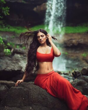 Malavika Mohanan Instagram - Where my soul is happiest..deep in a lush forest, beneath the most beautiful waterfall, where I can feel the mist of the fall on my face, the scent of the woods in every breath and feel the sunlight spilling on my face through the canopy in soft, golden rays..sigh ♥️

Big love to this amazing team ♥️
We stepped into a lake, jumped across little streams & got into a waterfall to get these beautiful shots🌹
Photographs @bharat_rawail 
Hair @bbhiral 
Makeup @makeupbylekha 
Styling @radhikaa2327 
@theitembomb