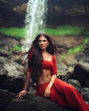Malavika Mohanan Instagram - Where my soul is happiest..deep in a lush forest, beneath the most beautiful waterfall, where I can feel the mist of the fall on my face, the scent of the woods in every breath and feel the sunlight spilling on my face through the canopy in soft, golden rays..sigh ♥️

Big love to this amazing team ♥️
We stepped into a lake, jumped across little streams & got into a waterfall to get these beautiful shots🌹
Photographs @bharat_rawail 
Hair @bbhiral 
Makeup @makeupbylekha 
Styling @radhikaa2327 
@theitembomb