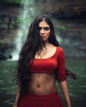 Malavika Mohanan Instagram - Where my soul is happiest..deep in a lush forest, beneath the most beautiful waterfall, where I can feel the mist of the fall on my face, the scent of the woods in every breath and feel the sunlight spilling on my face through the canopy in soft, golden rays..sigh ♥️

Big love to this amazing team ♥️
We stepped into a lake, jumped across little streams & got into a waterfall to get these beautiful shots🌹
Photographs @bharat_rawail 
Hair @bbhiral 
Makeup @makeupbylekha 
Styling @radhikaa2327 
@theitembomb