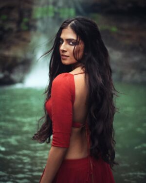 Malavika Mohanan Instagram - Where my soul is happiest..deep in a lush forest, beneath the most beautiful waterfall, where I can feel the mist of the fall on my face, the scent of the woods in every breath and feel the sunlight spilling on my face through the canopy in soft, golden rays..sigh ♥️

Big love to this amazing team ♥️
We stepped into a lake, jumped across little streams & got into a waterfall to get these beautiful shots🌹
Photographs @bharat_rawail 
Hair @bbhiral 
Makeup @makeupbylekha 
Styling @radhikaa2327 
@theitembomb