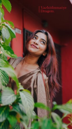 Malavika Sreenath Instagram - Vazhithunaiye ❤️

Feat @malavika_sreenath 
Shot and edited by @muzammilmooza 
Production @shotbytwo_ 
Saree @ekori_official 

@ashwath_marimuthu @pradeep_ranganathan @archanakalpathi @agsentertainment @kayadu_lohar_official @leon.james @wikkiofficial @sidsriram @thinkmusicofficial 

[ Dragon, Vazhithunaiye, Pradeep Ranganathan, Ashwath Marimuthu, Tamil Song, Music ]