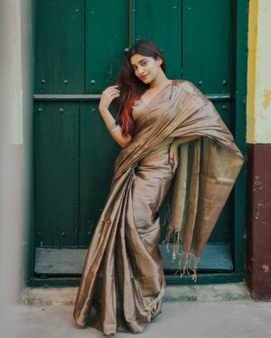 Malavika Sreenath Instagram - Setting drapes and hearts on fire ❤️‍🔥 

Saree from @ekori_official ! Saree’s grace speaks for itself ✨ 

Shot by @muzammilmooza absolutely stunning!💫 

[ saree , saree draping , six yards of elegance, red hair , saree styling , copper gold saree ]