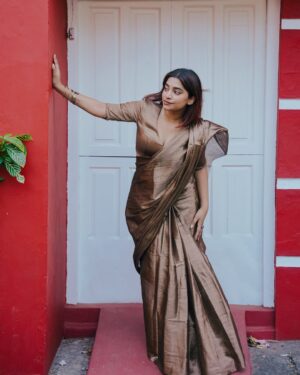 Malavika Sreenath Instagram - Setting drapes and hearts on fire ❤️‍🔥 

Saree from @ekori_official ! Saree’s grace speaks for itself ✨ 

Shot by @muzammilmooza absolutely stunning!💫 

[ saree , saree draping , six yards of elegance, red hair , saree styling , copper gold saree ]