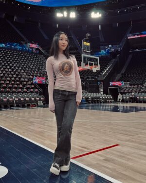 Malea Emma Tjandrawidjaja Instagram - Thank you @laclippers for having me sing the national anthem tonight! 🏀

Congrats on the win!

#maleaemma #laclippers #nba