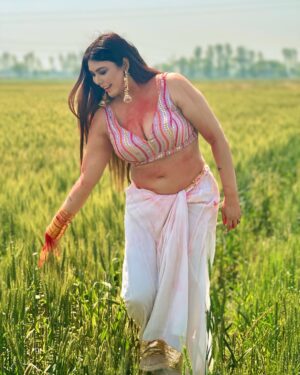 Mamta Rai Instagram - हमे वही रंग सबसे ज्यादा पसंद है ,
 जो हमे सामने से देखे उसके रंग उड़ जाये --#mamtaraithoughts 
#mamtarai #mamtrai46 #queenofkashimamtarai  #holi