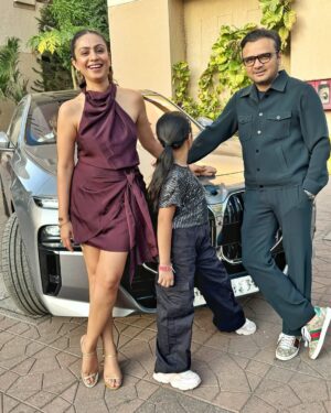 Manasi Parekh Instagram - Family time after manyyyy days!! Last pic is what happens when you pose with an energetic kid  #eveningdrive