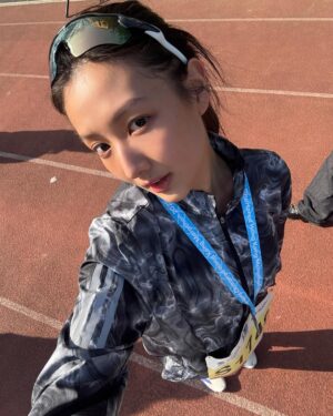 Mandy Tam Man-Huen Instagram - 渣馬～
一個我又愛又恨的盛事😆
今次氣管的狀態不太好
一直沿路很想停下休息
但係告訴自己你會後悔的停下來這10秒

就係咁又一個10k🤜🏼❤️
有進步但沒有達到最理想的成績
希望下年可以用最好嘅狀態再挑戰一次🏃🏻‍♀️‍➡️🩷

@adidashk 
#渣打馬拉松 
#standardcharteredmarathon 
#渣打馬拉松2025 #10公里 #schkm2025
