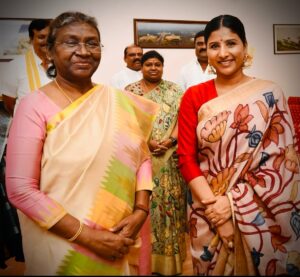 Mangli Instagram - It was such a privilege & an honour to perform for #VividhtaKaAmritMahotsav along with my band @soundsofmangli at Rashtrapati Bhavan representing South India and what an honour to meet the Honourable President of India, Droupadi Murmu ji, who hails from a very humble background representing the true sons & daughters of the soil. Happy Women’s Day indeed! More power to our tribe!! 

Look Design & Styled by @rishi_chowdary ❤️
Lovely Hand embroidered saree @sandurkendra 

#Mangli #SoundsofMangli #Indie #Folk #Delhi #India

#Mangli #SoundsofMangli #Indie #Folk #Delhi #India