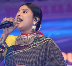 Mangli Instagram - It was such a privilege & an honour to perform for #VividhtaKaAmritMahotsav along with my band @soundsofmangli at Rashtrapati Bhavan representing South India and what an honour to meet the Honourable President of India, Droupadi Murmu ji, who hails from a very humble background representing the true sons & daughters of the soil. Happy Women’s Day indeed! More power to our tribe!! 

Look Design & Styled by @rishi_chowdary ❤️
Lovely Hand embroidered saree @sandurkendra 

#Mangli #SoundsofMangli #Indie #Folk #Delhi #India

#Mangli #SoundsofMangli #Indie #Folk #Delhi #India