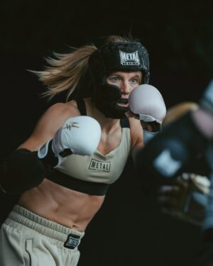Manon Fiorot Instagram - “𝑵𝒐 𝒕𝒉𝒊𝒏𝒌𝒊𝒏𝒈. 𝑵𝒐 𝒅𝒐𝒖𝒃𝒕. 𝑱𝒖𝒔𝒕 𝒊𝒏𝒔𝒕𝒊𝒏𝒄𝒕. 🦍🥊👊” 

@metalboxe_official

📸 @fabreliam