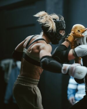 Manon Fiorot Instagram - “𝑵𝒐 𝒕𝒉𝒊𝒏𝒌𝒊𝒏𝒈. 𝑵𝒐 𝒅𝒐𝒖𝒃𝒕. 𝑱𝒖𝒔𝒕 𝒊𝒏𝒔𝒕𝒊𝒏𝒄𝒕. 🦍🥊👊” 

@metalboxe_official

📸 @fabreliam