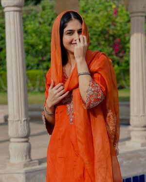Manpreet Dolly Instagram - ਹੱਸਦਾ-ਵੱਸਦਾ ਰਹੇ 🧡🤲🏻 Suit by @sui_dhaghabysharnbajwa 
.
.
#punjabisuit #suit #suitstyle #suits #punjabisuits #punjaban #punjabigirl